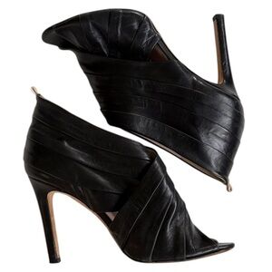 SJP Sarah Jessica Parker Leather Heels
Black Size 8 Retail $495.00